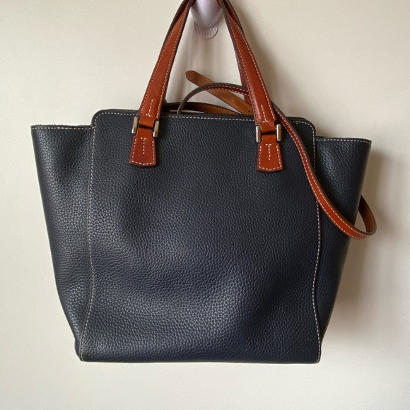 🔥 Dooney and Bourke Tote Bag with Strap🔥 - Picture 3 of 15